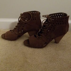 Vince Camuto Laser Cut Sandles